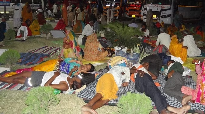 ऋषिकेश: ट्रांजिट कैंप में रुके तीर्थयात्रियों का सब्र टूटा, जताया विरोध